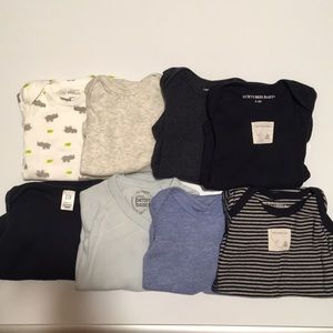 Newborn / 0-3 long sleeve onesies.